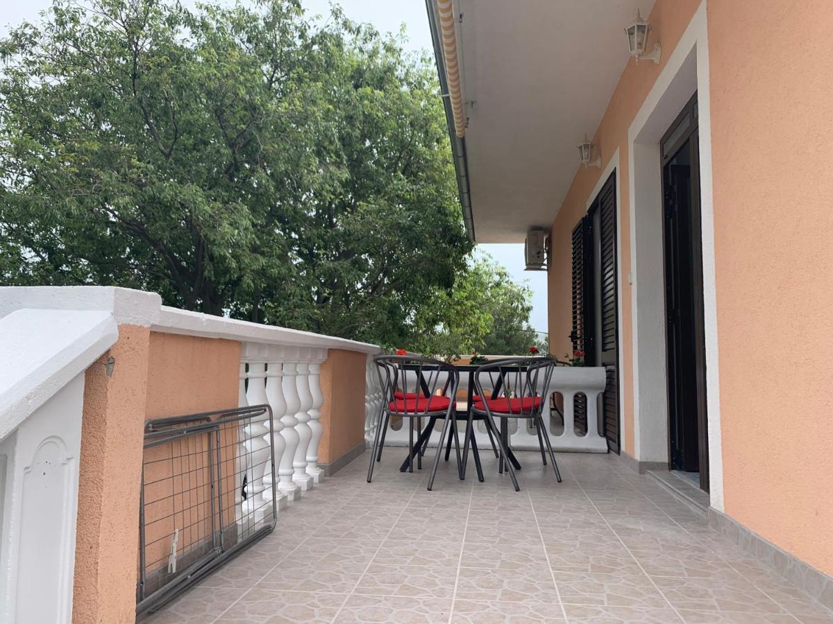 Apartmani Spomenka Селине Екстер'єр фото
