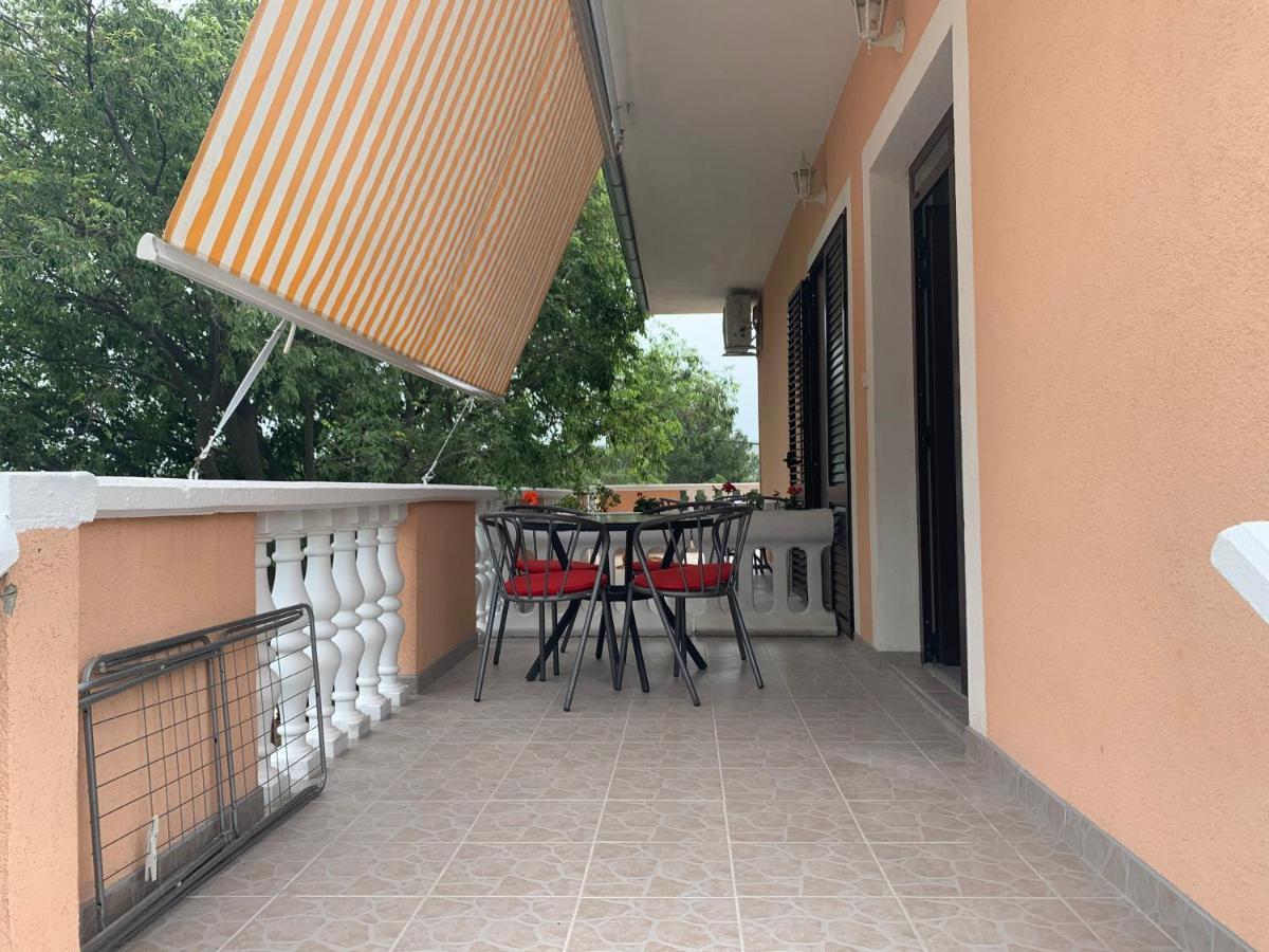 Apartmani Spomenka Селине Екстер'єр фото